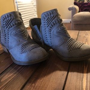 Women’s size 7 booties (fit small)